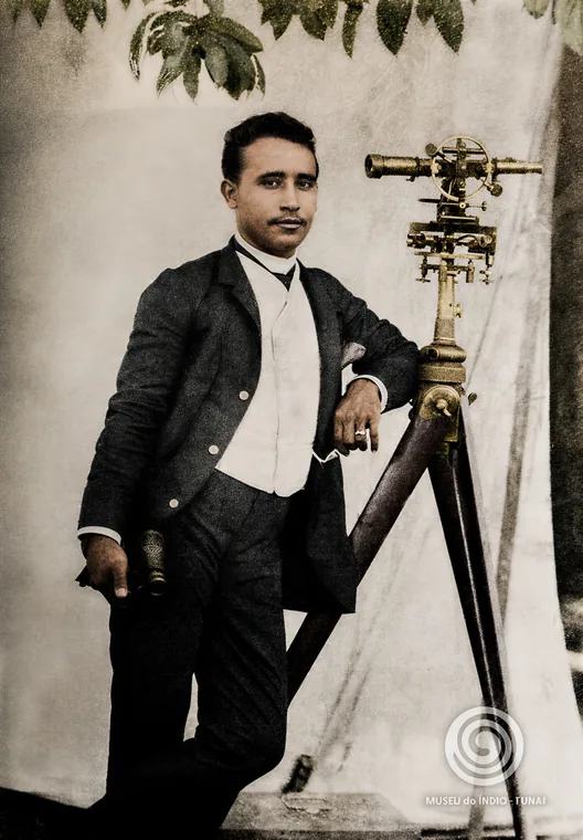 Rondon jovem ao lado de instrumento de levantamento topográfico