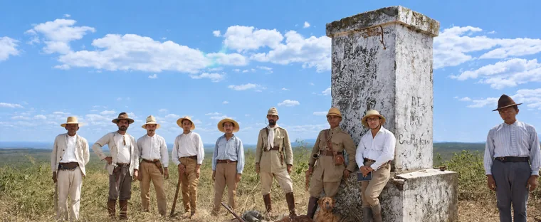 Rondon junto ao marco do Morro da Boa Vista, na fronteira Brasil-Bolívia