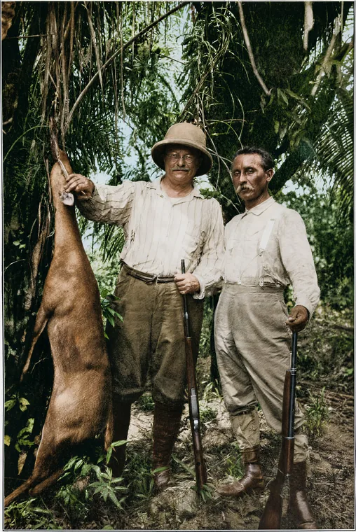 Roosevelt e Rondon com um veado-campeiro, 1914